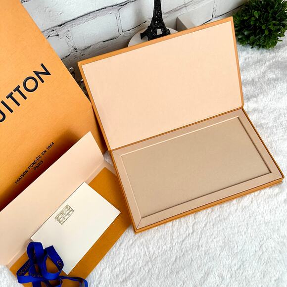 Louis Vuitton Gift Card Box, shopping bag, note card envelope and ribbon set - Picture 3 of 9